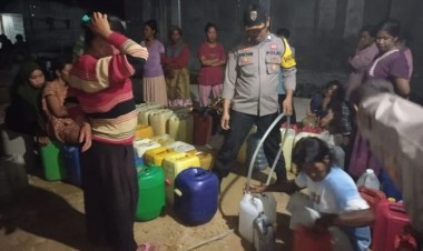 Aksi Kemanusiaan Polsek Sampuabalo, Salurkan Air Bersih Untuk Warga Desa Bahari Makmur Buton