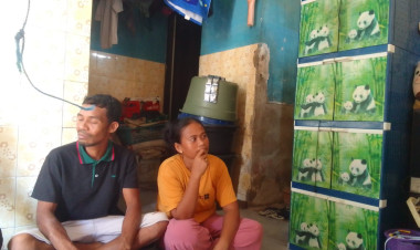 Bersama Istri Dan Dua Orang Anaknya, Warga Desa Kancinaa Tinggal Di WC Umum