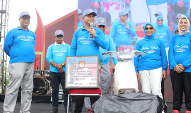 Pj. Bupati Lepas Jalan Sehat Peluncuran Tahapan Pilkada Serentak Kabupaten Buton 2024