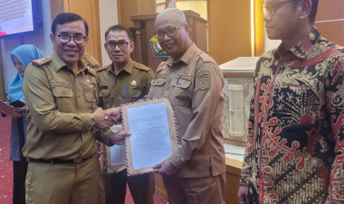 Sekda Buton Terima SK Evaluasi Raperda PertanggungJawaban ABPD Buton 2023