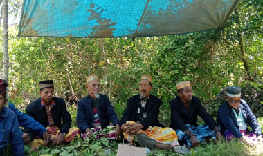 Jelang Pesta Adat Mataano Santa, Masyarakat Kelurahan Kombeli Lakukan Ritual Adat Pisampeano Tambaru Di Kampung Lama Kombeli