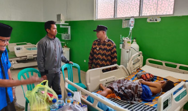 PJ Bupati Buton, La Haruna Menjenguk Dua Orang Warganya Yang Terjatuh Dari Pohon Di Rumah Sakit Umum Palagimata Baubau