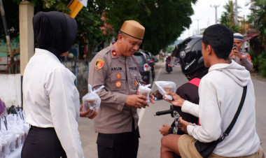 Sat Narkoba Polres Buton Gelar Bagi-Bagi Takjil Jelang Berbuka Puasa