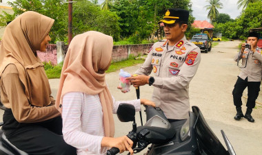 Berbagi Keberkahan Ramadhan: Kapolres Buton kembali Bagikan Takjil untuk Masyarakat