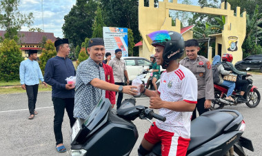Sat Intelkam Polres Buton dan Mahasiswa UMB Bersinergi dalam Aksi Berbagi Takjil di Bulan Ramadhan