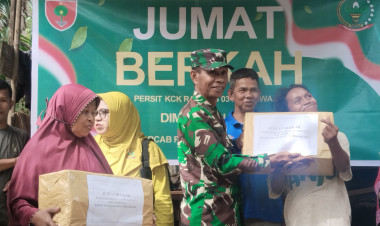 Enam Warga Kombeli Terima Bantuan Jumat Berkah dari Persit Kodim dan Koramil Pasarwajo